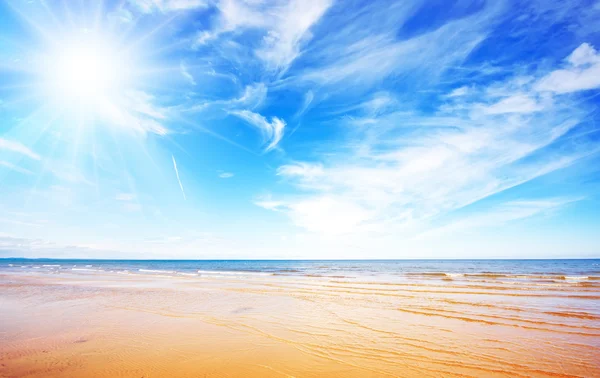 Blue sky and beach — Stock Photo, Image