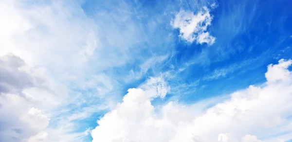 Blauer Himmel und Wolken — Stockfoto