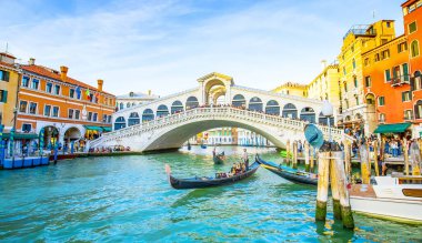 Venedik 'te gün batımında Rialto Köprüsü