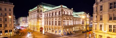 Gece Viyana şehri ve Devlet Opera binası