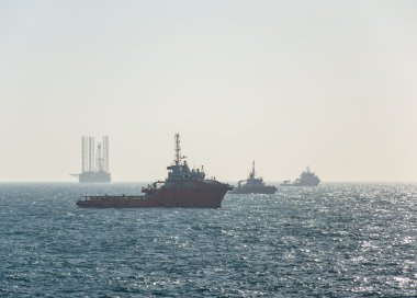 Üç deniz gemileri ve sondaj teçhizat
