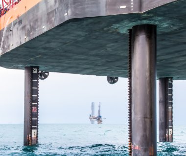 Semi-submersible drilling rig and self-elevating jack-up barge