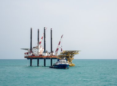 Kaldırma jack-up barge ile offshore destek gemisi platformu çevresinde