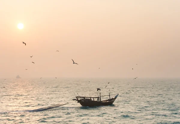 Houten boot maken visserij bij zonsondergang — Stockfoto