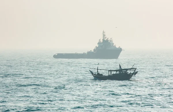 Schlepper und kleines Holzboot — Stockfoto