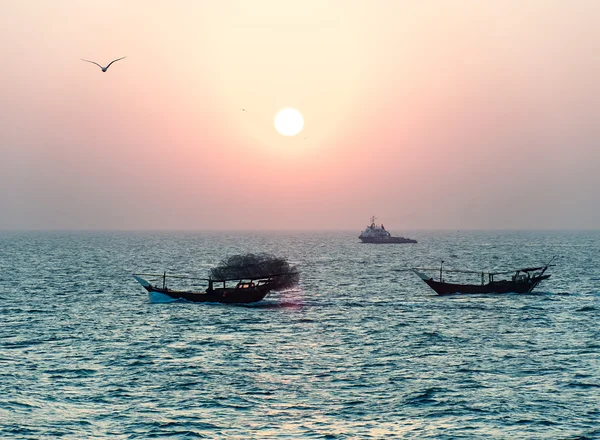 在日落时的阿拉伯文捕鱼工艺品 — 图库照片