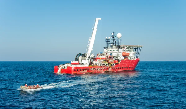 Dynamically positioned diving support vessel — Stock Photo, Image