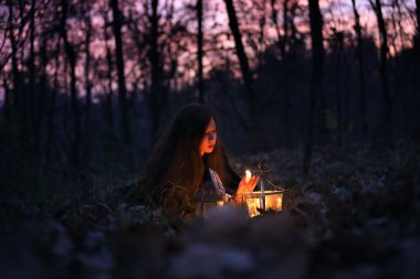 Ormanın içinde mum ışıkları