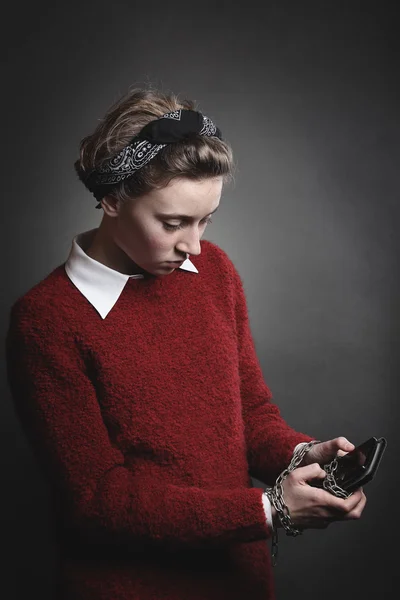 Smartphone-e doğru bağımlısı genç kız — Stok fotoğraf