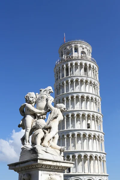 Pisa Kulesi ve heykel — Stok fotoğraf