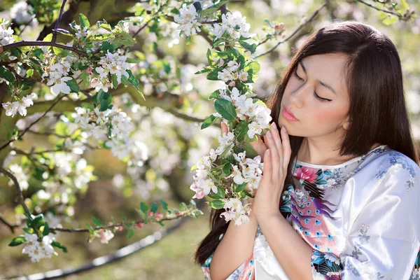 Giovane donna con fiori primaverili — Foto Stock