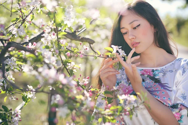 Mujer oriental y flores de primavera belleza — Foto de Stock