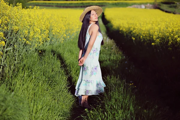 Belle femme asiatique en été champ fleuri — Photo