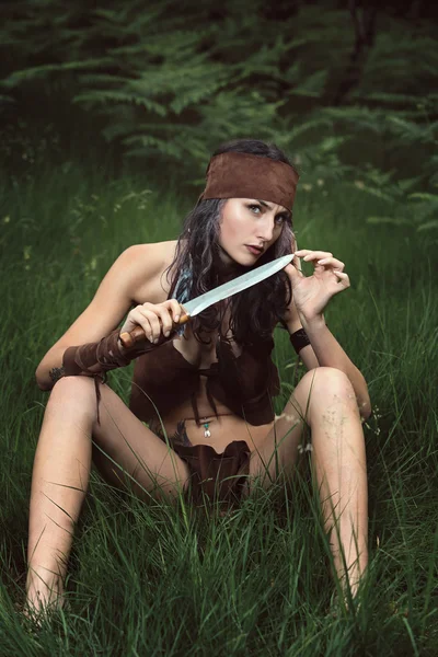 Schöne wilde Jägerin im Wald — Stockfoto