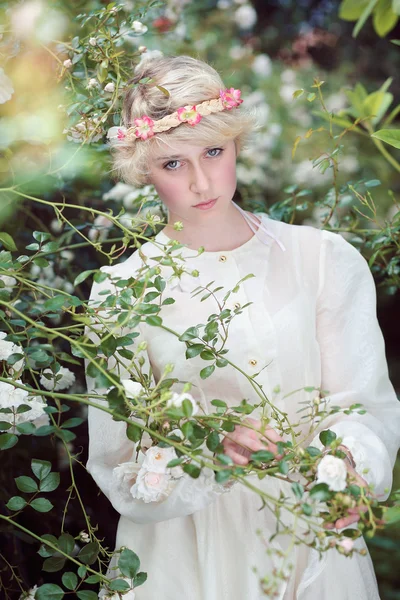 Vackra älva tjej i roses trädgård — Stockfoto