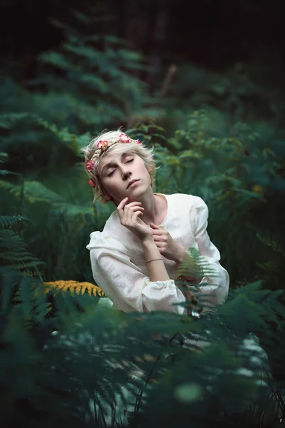 Ethereal young woman in secret forest — Stock Photo, Image