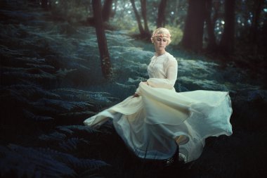 Ethereal kadın rüya gibi ormanda dans