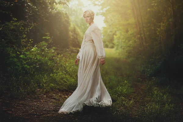 Belle fille dans les bois de rêve Images De Stock Libres De Droits