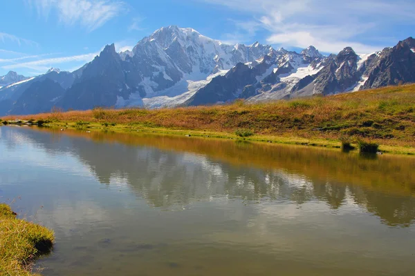 Reflektion av mont blanc i solnedgången ljus — Stockfoto