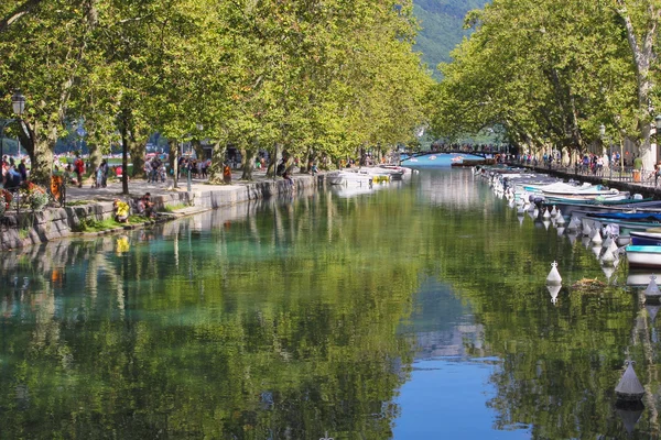 Canali e barche di Annecy — Foto Stock