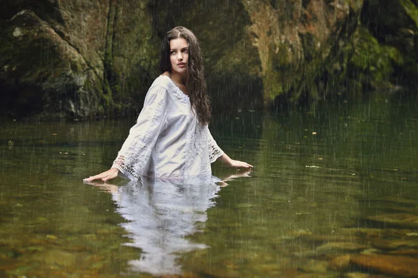 美丽的女人，在森林溪流 — 图库照片