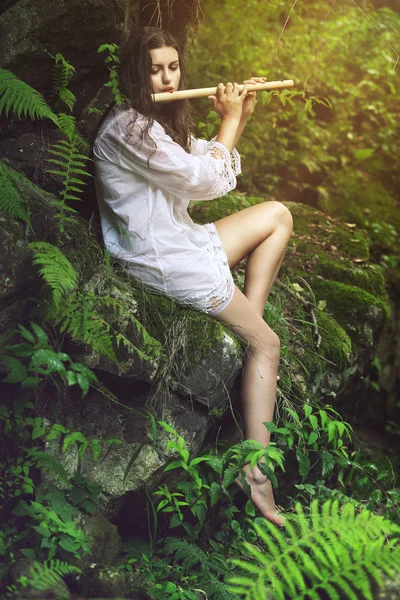 Hermosa dryad tocando una flauta — Foto de Stock