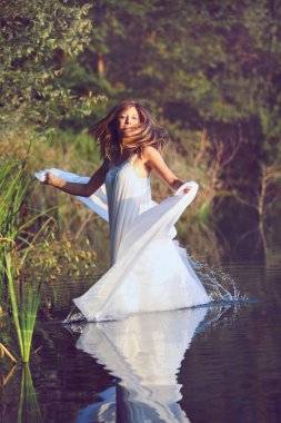 Göl sularının içinde dans güzel kadın