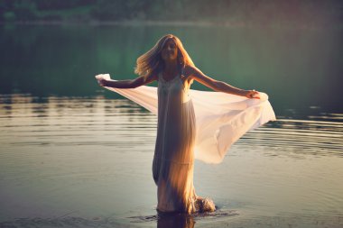 güzel bir kadın suda dans