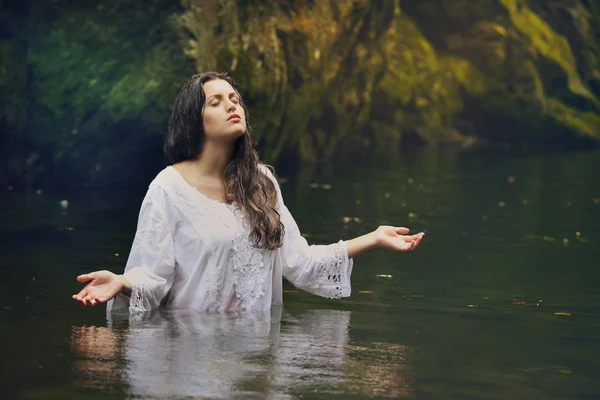 Mooie vrouw in kleurrijke bos stream — Stockfoto