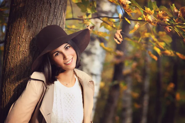 Elegante retrato de mujer joven — Foto de Stock