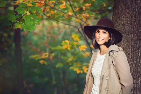 美丽的女人肖像之间秋天的颜色 — 图库照片