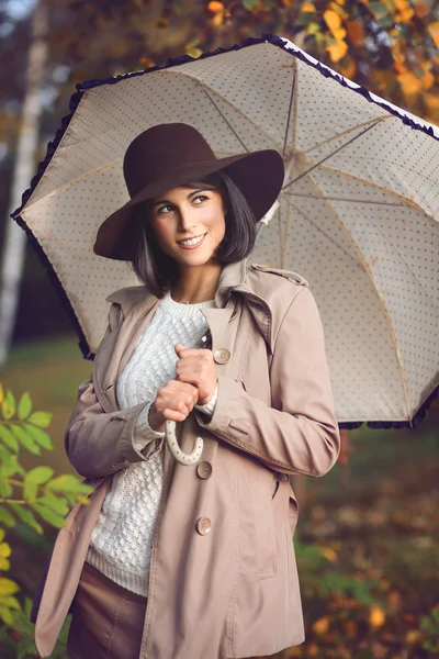 Elegante bellissimo modello con ombrello — Foto Stock