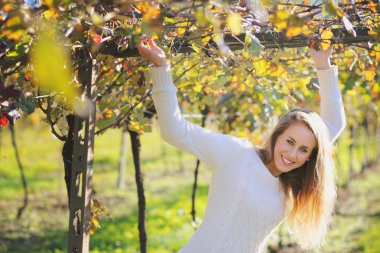 Bir bağ poz güzel gülümseyen kadın