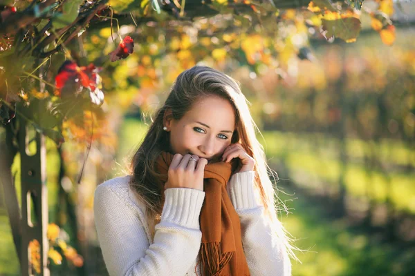 Beautiful girl in autumn colors grapevine — Stock Photo, Image