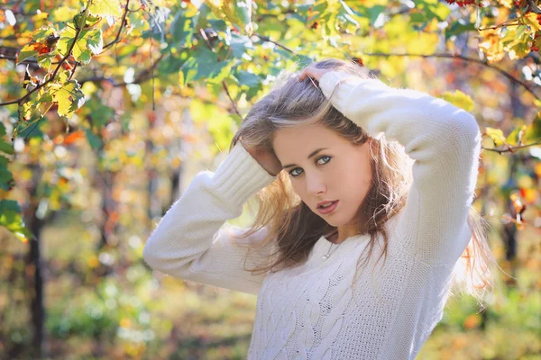 Mooie jonge vrouw poseren in kleurrijke wijngaard — Stockfoto