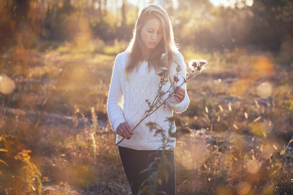Giovane donna con fiori secchi — Foto Stock