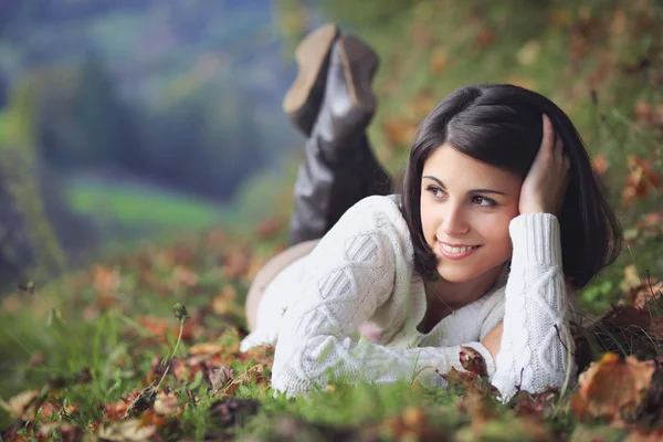 Mulher bonita relaxante no campo — Fotografia de Stock