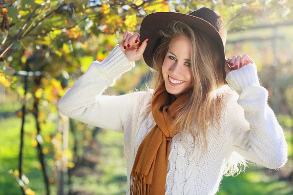 Mulher sorridente com chapéu apreciando o sol — Fotografia de Stock