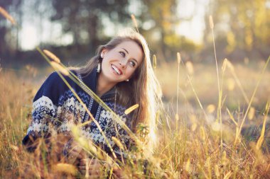 Bir alandaki gülümseyen mavi gözlü kız 