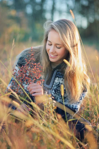 Souriant jeune femme dans un champ — Photo