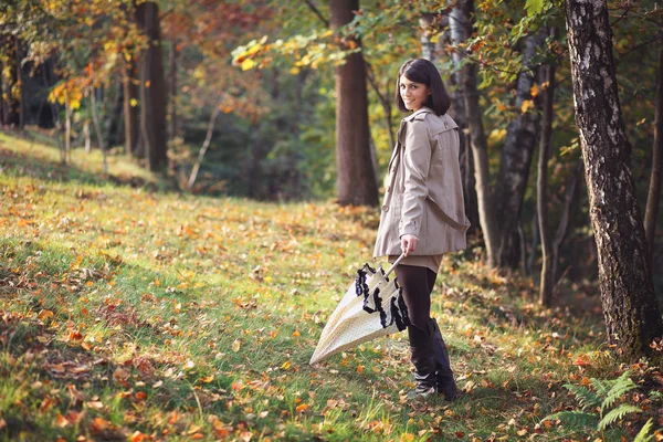 Krásná žena s deštníkem v lese — Stock fotografie