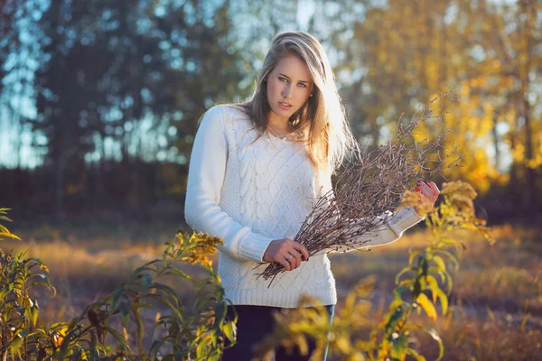 Bela jovem mulher posando em um campo — Fotografia de Stock