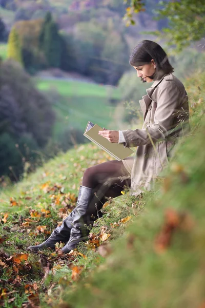 Beautiful woman reading a book  outdoor — Stock Photo, Image