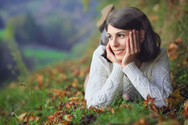 Belle jeune femme posant en plein air — Photo