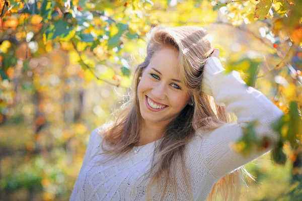 Lachende meisje onder warme herfst kleuren — Stockfoto