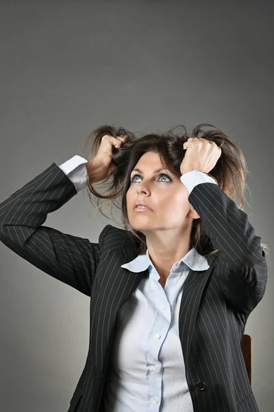 Verzweifelte Frau mit den Händen im Haar — Stockfoto