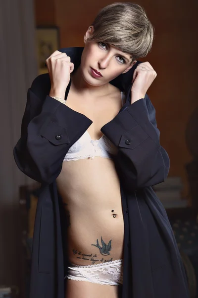 Modèle de lingerie posant avec un manteau élégant — Photo