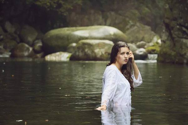 Schöne Nymphe im Wasser eines Baches — Stockfoto