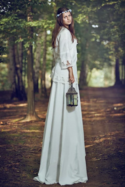 Portrait de femme fée dans une forêt — Photo