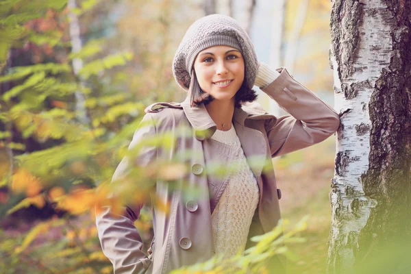 Bella donna in posa in un legno di betulla — Foto Stock